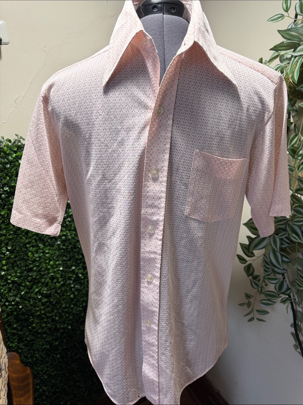 Men's Light Pink Short-Sleeve Casual Button-Down Shirt